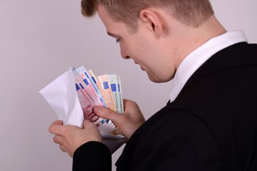 Mann mit Geldumschlag