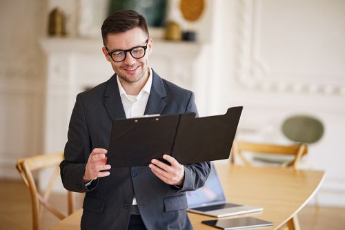 Mann hält Dokumentenmappe