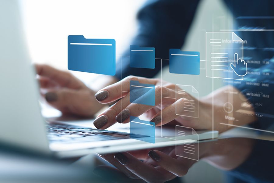 Foto: Laptop und digitale Akten