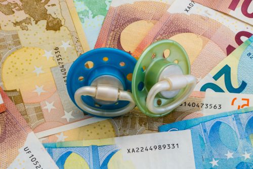 Geldscheine und Schnuller