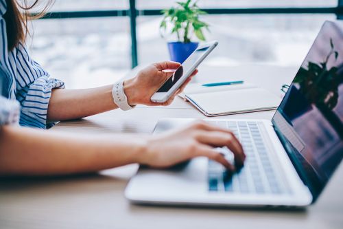 Frau tippt auf Laptop